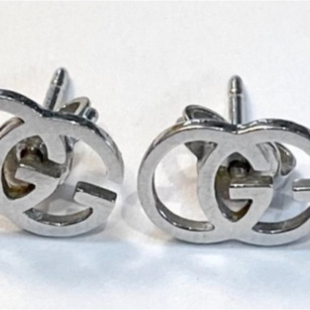 Gorgeous, authentic, vintage, 1990s, 18k gold Gucci stud earrings.